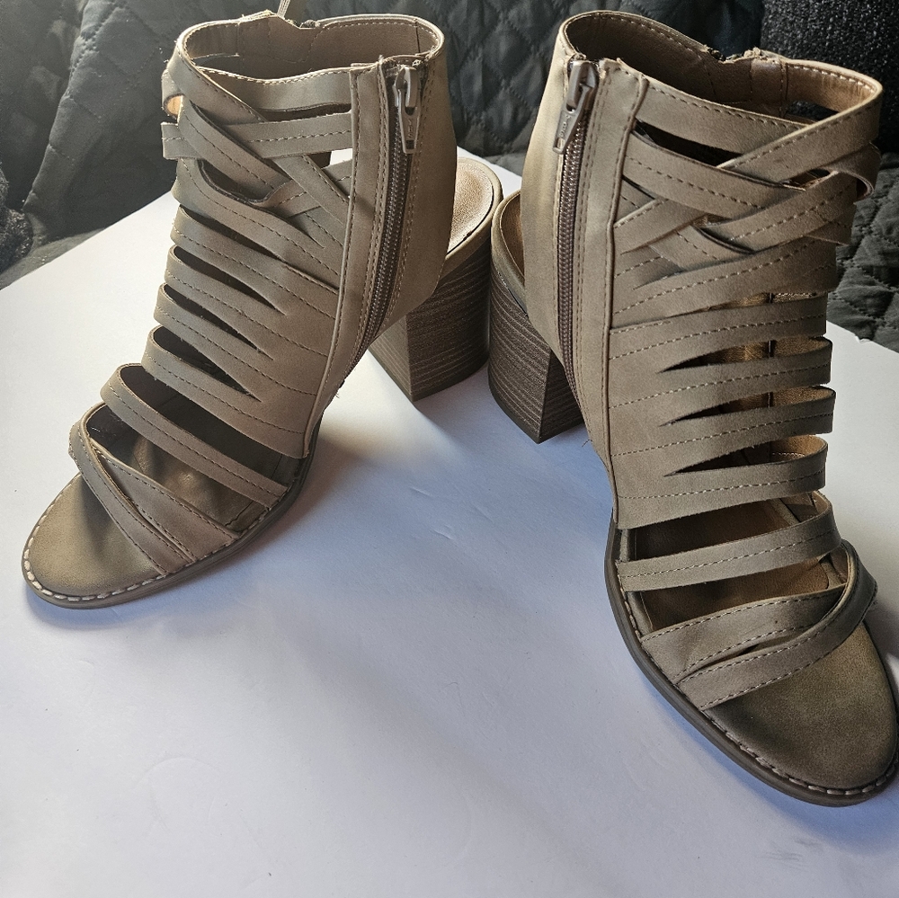 Universal Thread Booties Color Taupe Size 9 1/2 - image 6